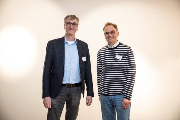 Dr.-Ing. Reinhard Mackensen, 2. Vorsitzender der deENet, und deNET-Vorstandsvorsitzender Thomas Flügge (re.) Foto; N.N. | © deENet