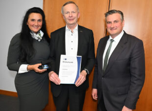 IHK-Präsidentin Désirée Derin-Holzapfel und IHK-Hauptgeschäftsführer Dr. Arnd Klein-Zirbes überreichten Ulrich Zander die Goldene Ehrennadel für sein jahrzehntelanges ehrenamtliches Engagement in zahlreichen IHK-Gremien. Foto: Harry Soremski