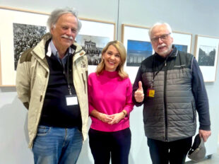FDP-Abgeordnete Wiebke Knell empfing Werner Thuleweit (re.), Vorsitzender der Fotocommunity Neukirchen, und dessen Bruder Hartmut Thuleweit beim ersten Abend der Kultur im Hessischen Landtag. Foto: N.N. | pm, FDP
