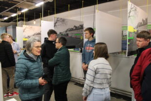 Zur Ausstellungseröffnung im KOCHS präsentieren Schüler der EKS und der THS auf Infotafeln ihre Ideen zur Stadtentwicklung. Foto: Uwe Dittmer