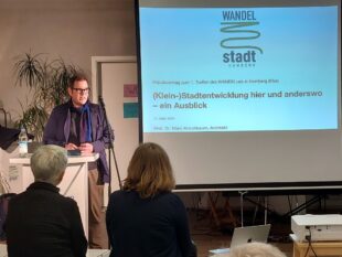 Architekt Prof. Dr. Marc Kirschbaum hält das Impulsreferat zum 1. Treffen des WANDELrats. Foto: Uwe Dittmer