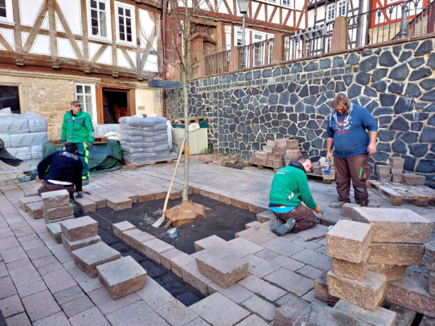 Der Baum ist gepflanzt und die Arbeiter legen letzte Hand an, damit der Vorplatz am Pferdebrunnen während des Ostermarktes am 30. März zur Mittagszeit eröffnet werden kann. Foto: Uwe Dittmer