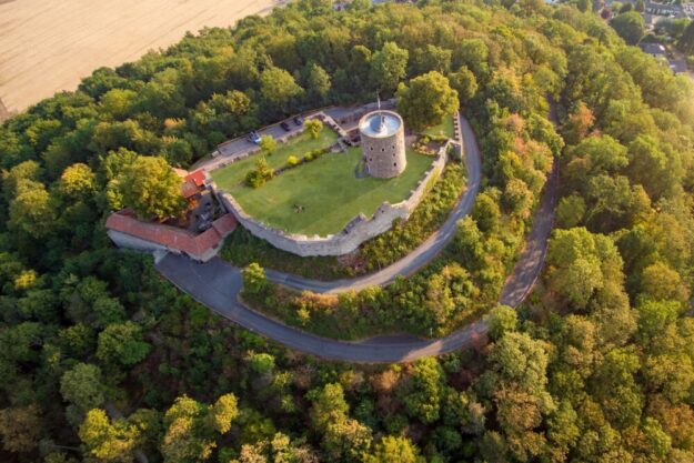 Auf der Hohenburg wird der Tag der Burgen und Schlösser am Sonntag, 27. April 2025 mit einer umfangreichen Reihe Programmpunkte mit allen Sinnen erlebbar gemacht. Foto: Rolf Walter