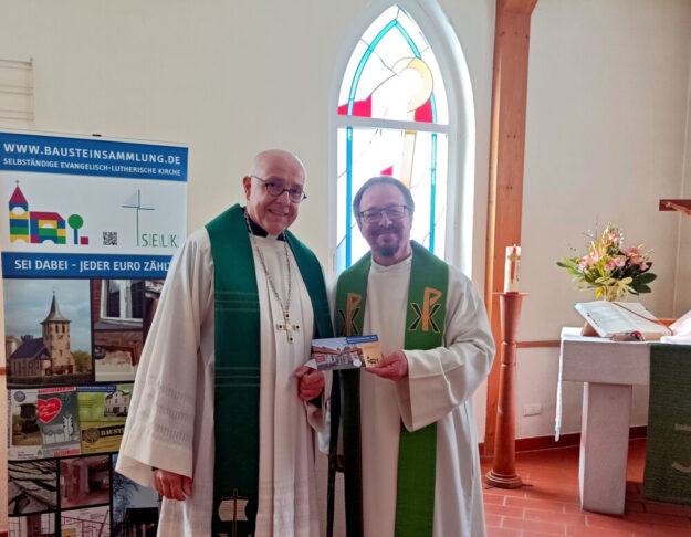 Bischof Hans-Jörg Voigt (li.) und Pfarrer Christian Utpatel riefen im Gottesdienst zu einer Spendenaktion für die Sanierung der Kirche ihrer Petrus-Gemeinde auf. Foto: N.N. | SELK Homberg (Efze)