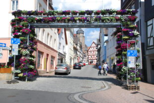 Das Westheimer Blumentor am Eingang zur Innenstadt ist eine einladende Installation. Foto: Mathias Pastwa