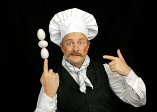 Der Zauberer Jarimo begeistert sein Publikum mit fantasievollen Zaubertricks, virtuosen Jonglagen und mit viel Humor. Ein Programm für die ganze Familie. Foto: N.N. | Stadt Borken (Hessen)