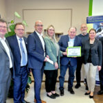 Von links: Thomas Ross (KSK), Landrat Winfried Becker, Michael von Bredow (KSK), Michaela Adler (Koordinatorin Ambulanter Kinder- u. Jugendhospizdienst in Fritzlar), Kreistagsvorsitzender Michael Kreutzmann, Heinz Rohde und Brigitta Priester (beide vom Hospizdienst) und Vize-Landrat Jürgen Kaufmann. Foto: N.N. | Kreisverwaltung Schwalm-Eder