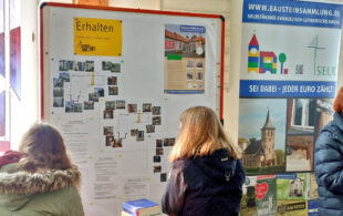 Auf Infotafeln können sich die Kirchgänger über die »Bausteine« und den Fortschritt der Spendenaktion für die Kirchensanierung informieren. Foto: N.N. | SELK Homberg (Efze)
