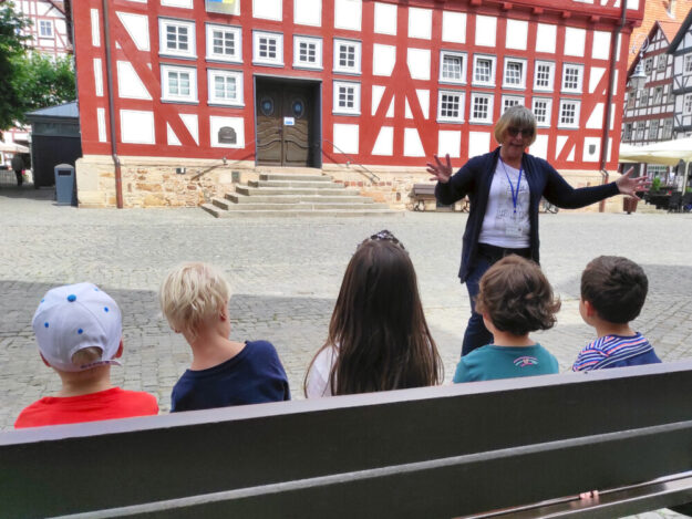 In den hessischen Osterferien finden wieder die beliebten Märchenspaziergänge für Kinder in der Melsunger Altstadt statt. Märchentante Iris (Scherpe-Haferburg) nimmt die Kleinen an die Hand und erzählt die schönsten Geschichten. Foto: N.N. | Tourismusgesellschaft Melsunger Land mbH