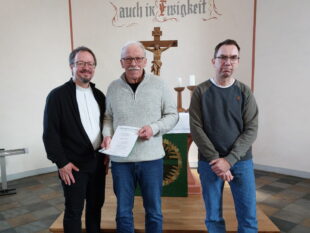 Von links: Pfr. Christian Utpatel, Walter Keim und Vorsteher Klaus Hofmann. Foto: N.N. | SELK
