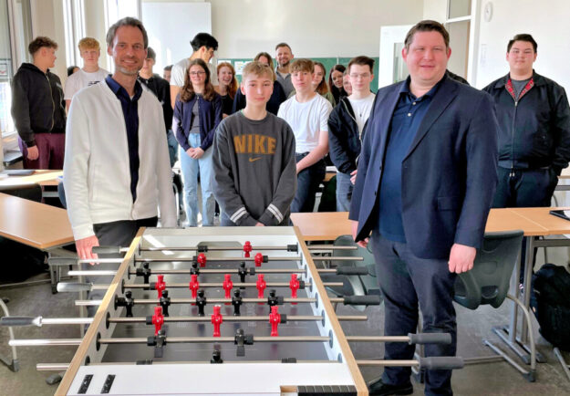 Freude bei der Übergabe, v. li.: Enrico Gaede, Preisgewinner Benedikt und Alexander Starke. Foto: N.N. | IHK Kassel-Marburg