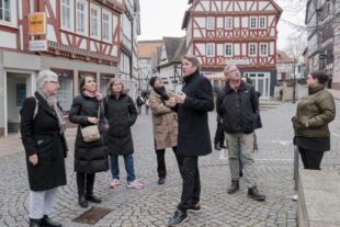 Bürgermeister Dr. Nico Ritz (Mitte) auf Besichtigungsrundgang mit dem WANDELrat. Foto: Patrick Pfaff
