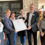 Übergabe der Auszeichnung im Hotel Kloster Haydau mit (v.li.) Personalreferentin Michaela Berwang, Hoteldirektorin Maja Stephan, Ausbilderin Nancy Bornefeld, Auszubildende Sheela Jacob, Agentur-Geschäftsführer Bernd Wilke und Michelle Eckel vom Arbeitgeber-Service der Arbeitsagentur. Foto: N.N. | Agentur für Arbeit