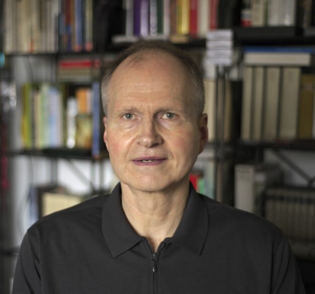 Helge-Wolfgang Michel beleuchtet im Homberger Glashaus die Welt der Viren und Mikroorganismen. Foto: N.N. | pm, Projektgruppe »DAsein«