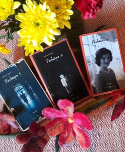 Autorin Emma F. Jäger gibt am Welttag des Buches (23.04.2025) spannende Einblicke in das Leben und die Geheimnisse von John F. Kennedy. Foto: Katja Vollbracht