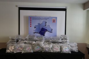 Zirka 50 Kilogramm Rauschgift stellten die Fahnder am 24. März bei zwei Tatverdächtigen in Spangenberg sicher. Der Marktwert der Drogen soll zwischen 500.000 und 700.000 Euro liegen. Foto: N.N. | ots, Polizeidirektion Schwalm-Eder