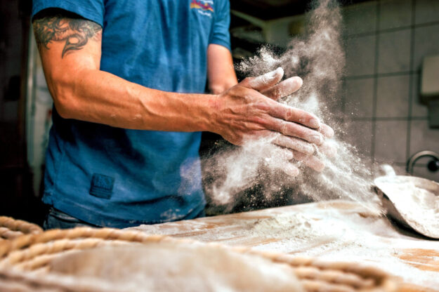 Es staubt auch mal in Bäckereien. Aber das Backen von Brot und Brötchen wird attraktiver: Inzwischen geht ein Bäckerei-Azubi im dritten Ausbildungsjahr mit 1.230 Euro im Monat nach Hause, so die Gewerkschaft NGG NordMittelhessen. Ein Trend zeichnet sich ab: Immer häufiger entscheiden sich junge Menschen, die als Flüchtlinge oder Zuwanderer kommen, für einen Job-Start im Backgewerbe. Foto: Tobias Seifert | NGG