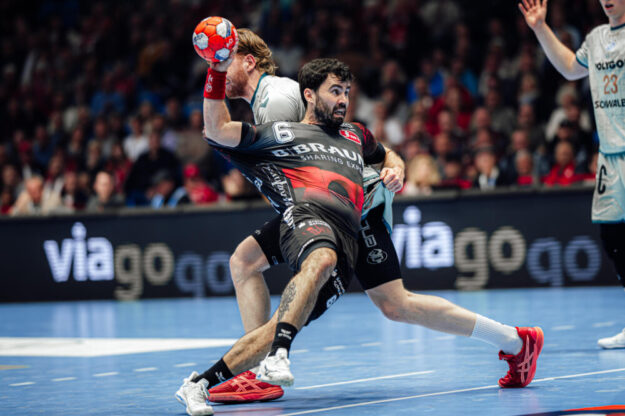 Die MT Melsungen ist ins Viertelfinale der EHF European League eingezogen. Im Playoff-Rückspiel bezwang sie den VfL Gummersbach 29:25 (14:13). Erik Balenciaga ließ das Team und die Fans spüren: Hier geht was! Foto: Alibek Käsler