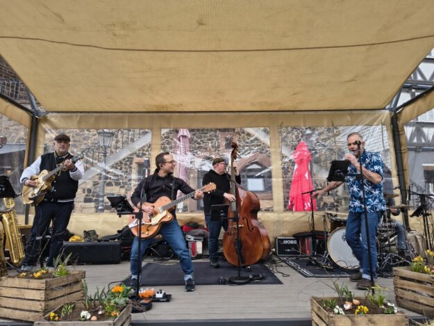 Die 55er unterhielten die Gäste auf dem Marktplatz mit der Musik der Wirtschaftswunderjahre. Foto: Uwe Dittmer