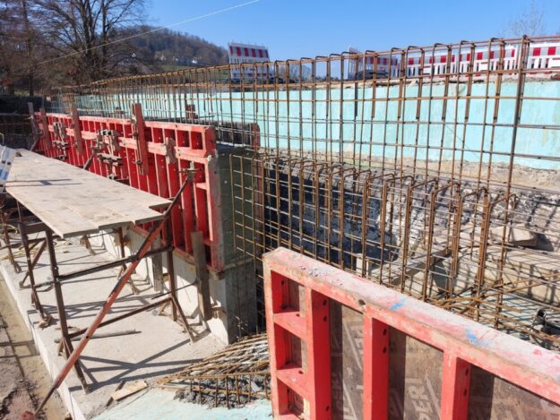 Lamentieren zwecklos, die schiefen Beckenwände und der Boden müssen in tragfähiger Stahlbetonbauweise erneuert und begradigt werden. Foto: Uwe Dittmer