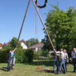 Mit vereinten Kräften stellen die Allendorfer ihren Maibaum auf. Zur Feier der Dorfgemeinschaft und des Frühlings lädt der CDU Ortsverband ein. Foto: N.N. | pm, CDU Allendorf/Michelsberg