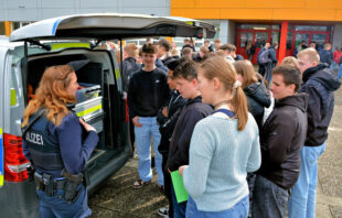 POK’in Kurz erklärt Schülern das Einsatzfahrzeug. Foto: N.N. | ots, Polizeidirektion Schwalm-Eder