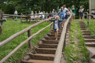 Wunderbar eklig! Es kostet nicht allzuviel Überwindung, mit der ganzen Familie die Schlammtreppe hinabzusteigen. Foto: Paavo Blåfield