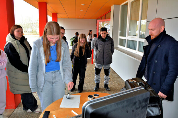 Emma T. Günther sichert unter den Augen von KOK Schlemmer Fingerabdrücke. Foto: N.N. | ots, Polizeidirektion Schwalm-Eder