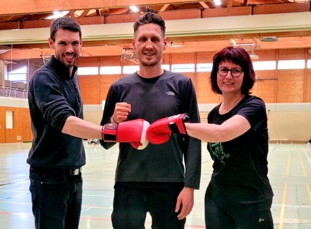 Von links: Vereinsvorsitzender Dr. Martin Herbold, Übungsleiter Oleg Plotnikov und 2. Vorsitzende Kerstin Gerber. Foto: N.N. | TuSpo Borken