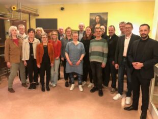 Der neue Vorstand zusammen mit den Mitarbeitenden vom Regionalmanagement und der Geschäftsstelle. Foto: N.N. | Schwalm-Aue