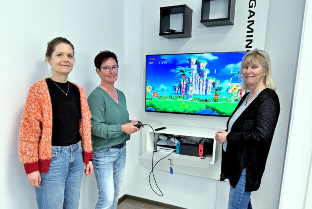 Die Mitarbeiterinnen der Mediothek – Anne Theis, Petra Haratik und Sylvia Heideloff – testen die neue Gaming Wall. Foto: N.N. | Stadt Gudensberg