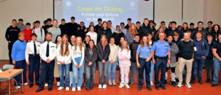 Gruppenfoto zur Erinnerung an den Aktionstag bei der Polizei. Foto: N.N. | ots, Polizeidirektion Schwalm-Eder