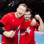 Am Samstag geht es für die MT Melsungen in der Lanxess-Arena um den DHB-Pokal. Die Vorfreude auf Köln ist riesengroß – unter anderem bei Spielmacher Erik Balenciaga, im Bild mit David Mandic nach dem gewonnenen Viertelfinale in Flensburg. Foto: Alibek Käsler