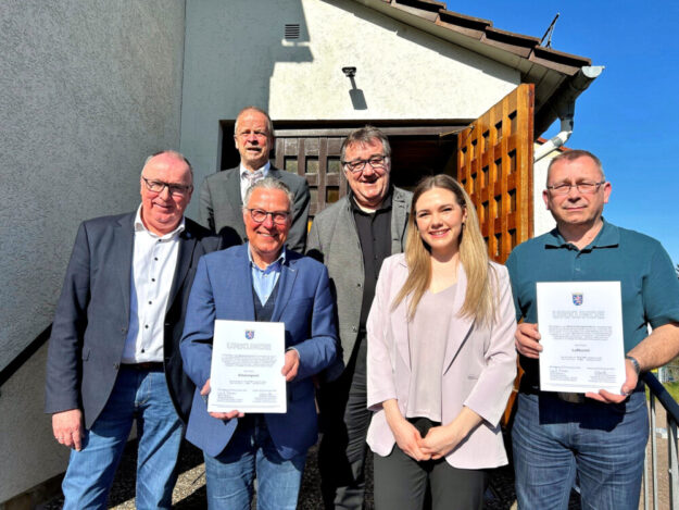 Die Prädikate sind wieder bestätigt: Die Kerngemeinde Oberaula darf sich weiterhin »Luftkurort« nennen, der Ortsteil Hausen bleibt »Erholungsort«. Das Bild entstand an der KulturKirche anlässlich der Übergabe der Urkunden. Foto: N.N. | RP Kassel