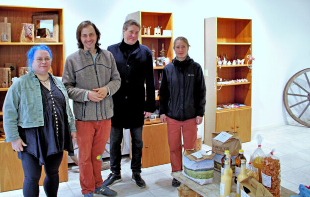 Der Homberger Bürgermeister zu Besuch bei den Raumstipendiaten (v.li.): Wiebke Denker, Philipp Reifenscheid, Dr. Nico Ritz und Jessica Bodimer. Foto: Uwe Dittmer