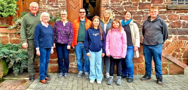Adolf Lux und seine Ehefrau Christa erläuterten beim Hofrundgang, wie wichtig eine vielfältige und nachhaltige Landwirtschaft für die Gesellschaft ist. Foto: N.N. | SCHULEWIRTSCHAFT Nordhessen