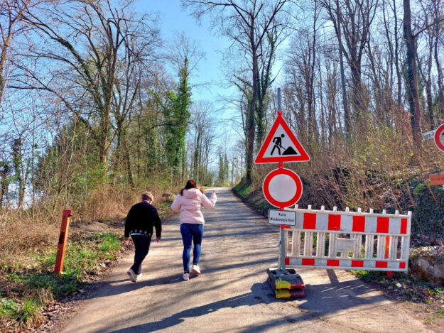 Zeit- und abschnittsweise muss der Georg Textor Weg zum Burgberg wegen Straßenbauarbeiten gesperrt werden. Zu Fuß ist der Zugang zur Burg jederzeit gewährleistet. Foto: Uwe Dittmer