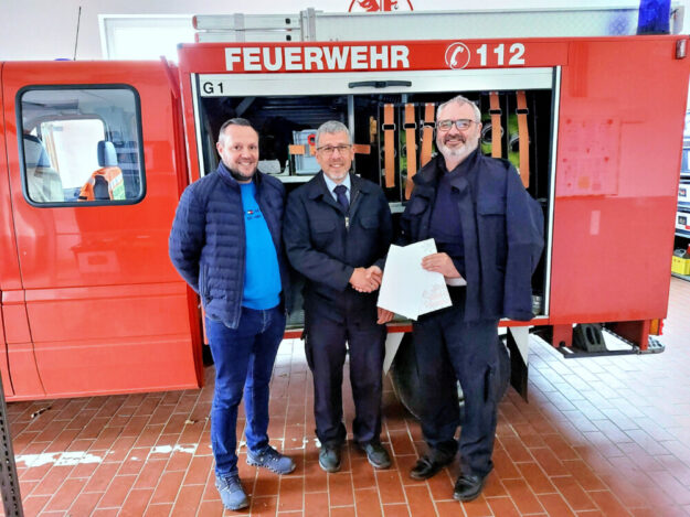 Stadtbrandinspektor Jörg Rohde (re.) übergab im Beisein von Machiel Twisk (li.) den Fördermittelbescheid an Christian Dobel. Foto: Uwe Dittmer
