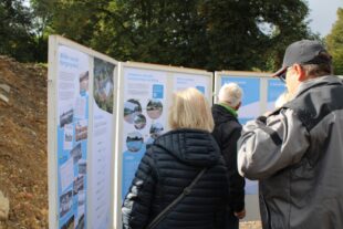Schautafeln informieren die Bürger über den Fortgang der Arbeiten an ihrem Schwimmbad. Foto: Uwe Dittmer