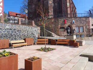 Der neu gestaltete Vorplatz des Löwenhauses ist eingeweiht, der Sommer kann kommen. Die Jugendwerkstatt Felsberg lieferte die bequemen Sitzmöbel, die Stadtgärtnerei verschönerte das innerstädtische Ruhe-Areal mit einem amerikanischen Baum, prämierten Rosen sowie heimischen Frühlingsblühern und Bodendeckern. Foto: Uwe Dittmer