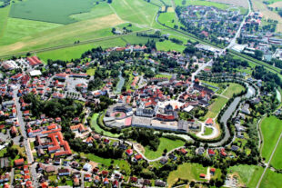 Das weitläufige Areal der Ziegenhainer Wasserfestung lässt sich nur aus der Vogelperspektive überblicken. Foto: Gerhard Reidt