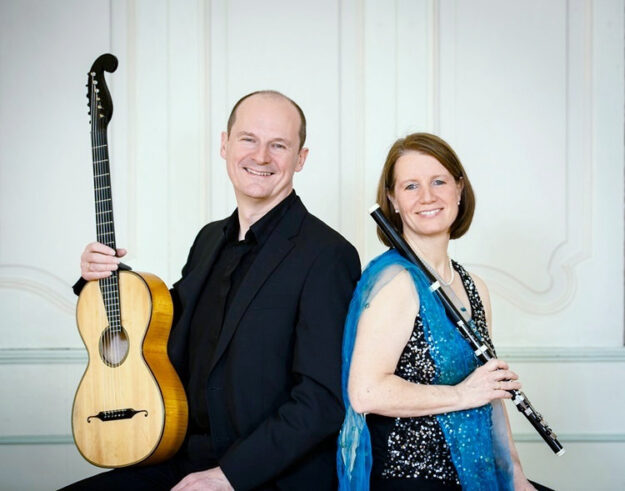 Heike Nicodemus an der Traversflöte und Maximilian Mangold an der historischen Gitarre spielen Meisterwerke der Wiener Klassik. Foto: D. Bechtel