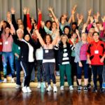 40 Senioren und Hochbetagte waren voll freudiger Erwartung. Sie erhofften sich von den Leiterinnen und dem Leiter der Workshops viele Anregungen zum Erhalt ihrer Lebenstüchtigkeit. Foto: Günter Brandt