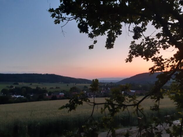 Ein Blick vom Wildpark in das abendliche Rinnetal. Foto: N.N. | Wildpark Knüll