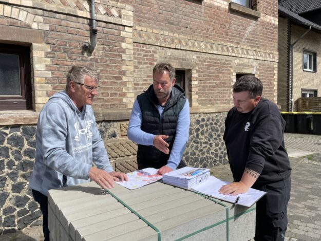 Die Bau-Spezialisten beraten die nächsten Schritte der Arbeiten für den barrierefreien Ausbau der Bushaltestellen. Foto: N.N. | pm, Stadt Gudensberg