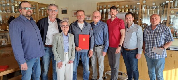 Neuwahlen und eine Ehrung bestimmten Mitte April die Jahreshauptversammlung im SPD Ortsverein. Von links: Henning Pfannkuch, Stefan Beckmann, Sabine Beckmann, Karl-Heinz Wiegand, Wolfgang Kirchhoff, Dr. Martin Herbold, Patrick Gebauer und Günther Kirchhoff. Foto: N.N. | SPD Michelsberg