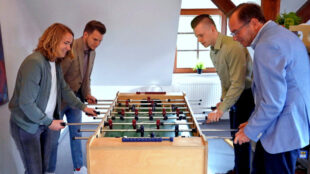 Von links: Stadtverordnete Christine Glück (GRÜNE), MdL Felix Martin (GRÜNE), Maximilian Kohler (Kreisvorstandsmitglied, GRÜNE) und MdL Mathias Wagner (Vorsitzender der GRÜNEN Landtagsfraktion testen den Fußballkicker und informierten sich über die Gemeinwesenarbeit in Niedenstein. Foto: Jörg Warlich