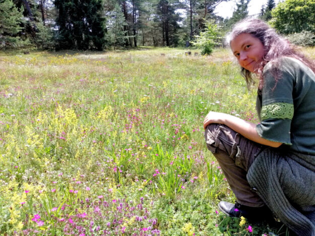Kräuterfrau Anna Hutter in ihrem Element. Foto: N.N. | Wildpark Knüll