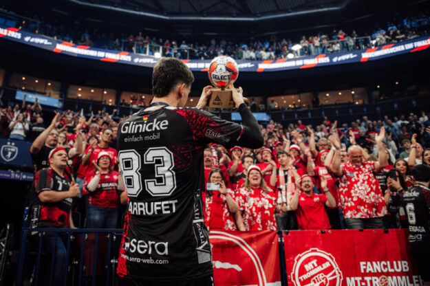 Die MT Melsungen hat bei den Maschinensucher EHF Finals 2025 den vierten Platz belegt. Am Sonntag unterlagen die Nordhessen dem THW Kiel 31:37 (18:18). Ian Barrufet – im Bild mit der Torjäger-Trophäe – sicherte sich die Auszeichnung des besten Torschützen in der Saison der EHF European League. Foto: Alibek Käsler