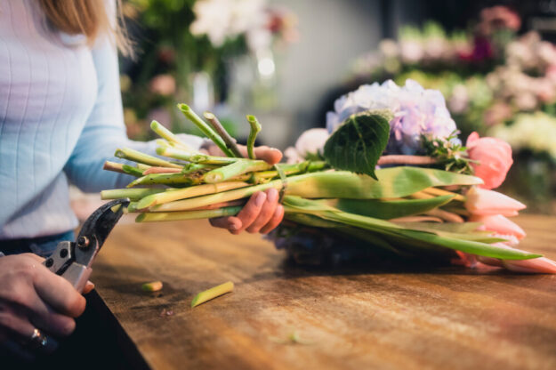 Nonstop Blumen binden: Viele Floristinnen haben eine Sechs-Tage-Woche und wenig Urlaub. Die Floristen-Gewerkschaft IG BAU Nordhessen will das jetzt ändern. Foto: Tobias Seifert | IG BAU